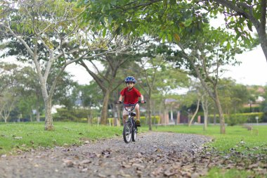 Bir bisiklet sürme neşeli küçük çocuk