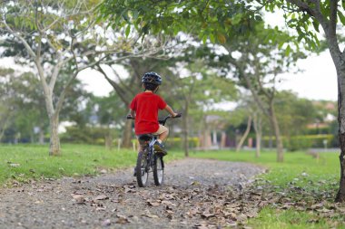 Bir bisiklet sürme neşeli küçük çocuk