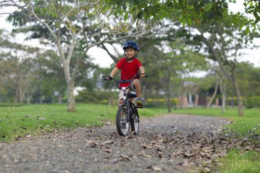 Bir bisiklet sürme neşeli küçük çocuk
