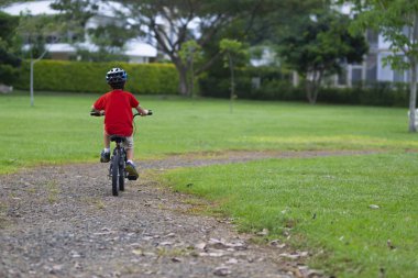 Bir bisiklet sürme neşeli küçük çocuk