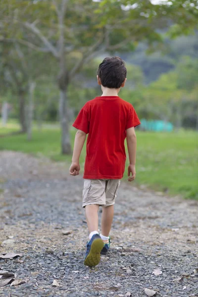 Joyeux petit garçon marchant — Photo