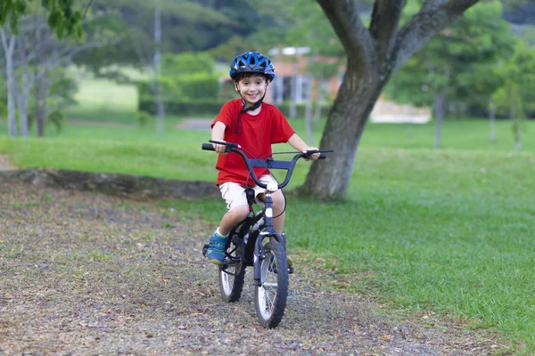 Alegre niño montando una bicicleta — Foto de Stock