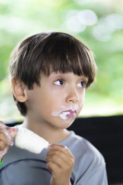 Happy Boy geniet van een ijsje — Stockfoto