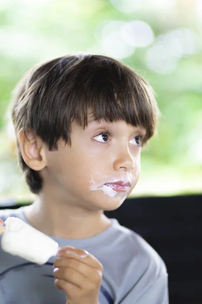 Happy Boy geniet van een ijsje — Stockfoto