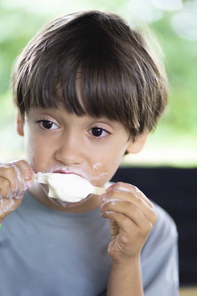 Happy Boy geniet van een ijsje — Stockfoto