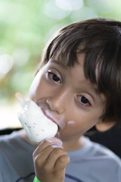 Happy Boy geniet van een ijsje — Stockfoto