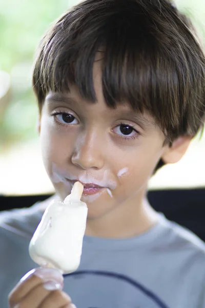 Happy Boy geniet van een ijsje — Stockfoto