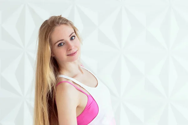 Close Portret Fit Sportowy Kobiety Blondynka Białej Ścianie — Zdjęcie stockowe