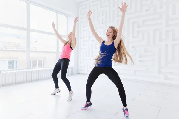 Молодые женщины танцуют фитнес — стоковое фото