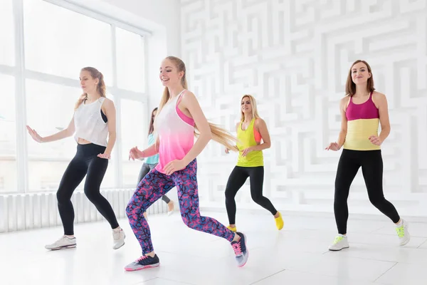 Группа счастливых молодых женщин, занимающихся фитнес-танцами — стоковое фото