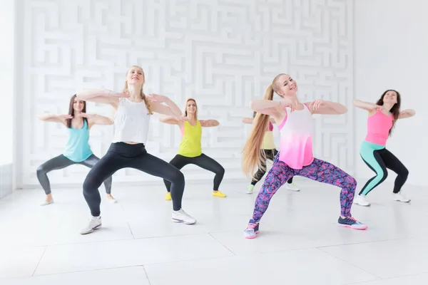 Группа из шести молодых женщин, имеющих занятия фитнесом — стоковое фото