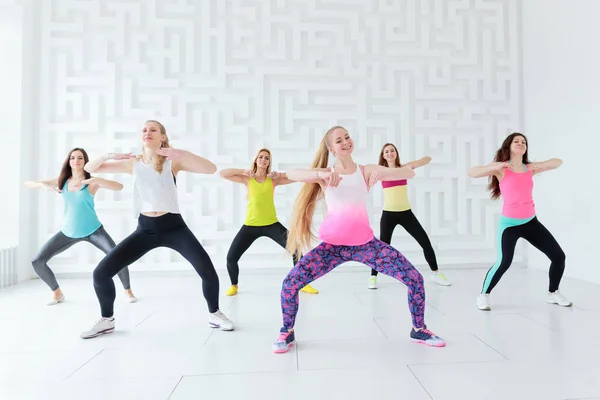 Gruppe glücklicher junger Frauen bei einem Fitness-Tanzkurs — Stockfoto