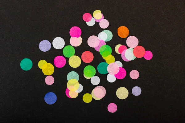 Kleurrijke achtergrond van verstrooide confetti — Stockfoto