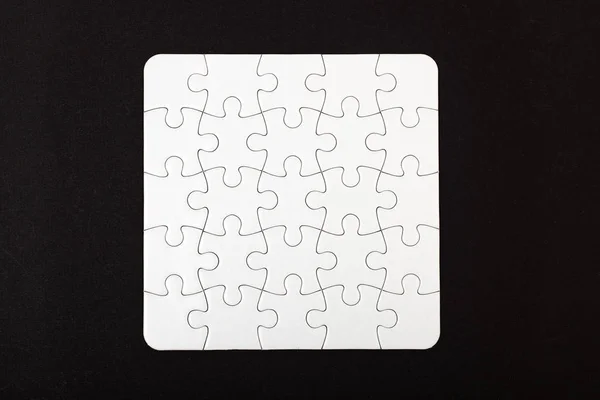 Puzzle assemblato bianco su sfondo nero — Foto Stock