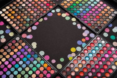 Kalıcı makyaj göz farı paletleri konfeti ile siyah üzerine dağılmış