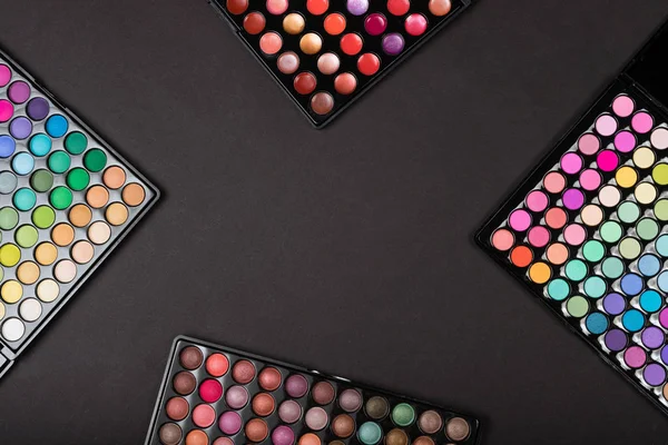 Colorato make-up ombretto tavolozze su sfondo nero — Foto Stock