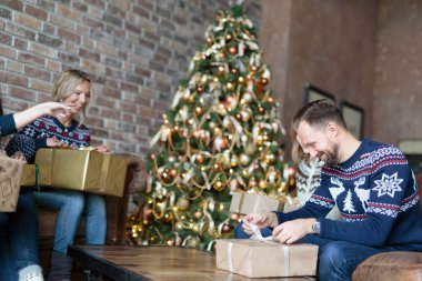 Gençlerin birbirlerini Noel hediyeleri ile şaşırtıcı