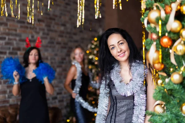 Retrato de mulher morena atraente na festa de Ano Novo perto da árvore de Natal decotada — Fotografia de Stock
