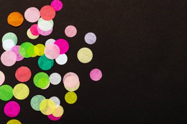 konfeti siyah arkaplanda