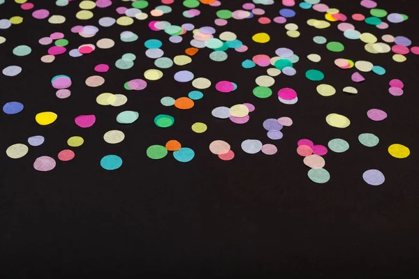 Kleurrijke confetti op zwarte achtergrond met ruimte voor uw exemplaar — Stockfoto