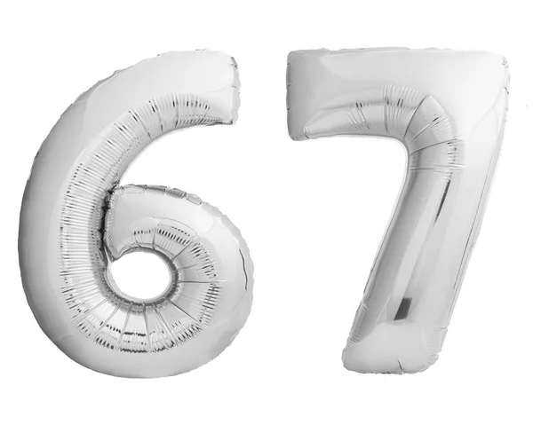 Срібний хромований номер 67 шістдесят сім з надувної повітряної кулі на білому — стокове фото