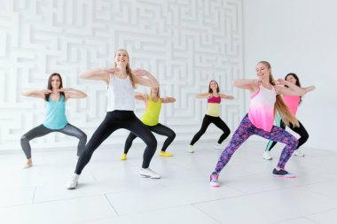Mutlu kadın fitness dans dersi grubu