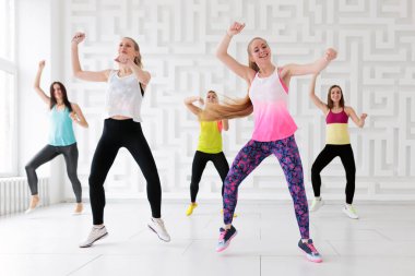 Grup Genç kadını fitness dans dersi yaparken kaldırdı silah ile dans