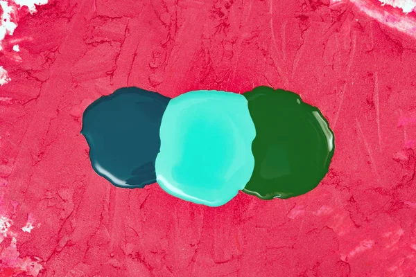 Fondo de maquillaje abstracto de las gotas de esmalte de uñas en una textura de lápiz labial — Foto de Stock