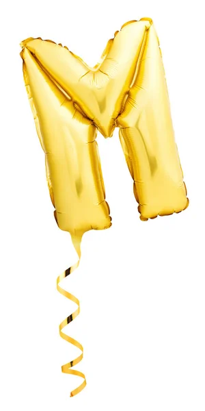 Золотая буква М из надувного шарика с лентой, изолированной на белом — стоковое фото
