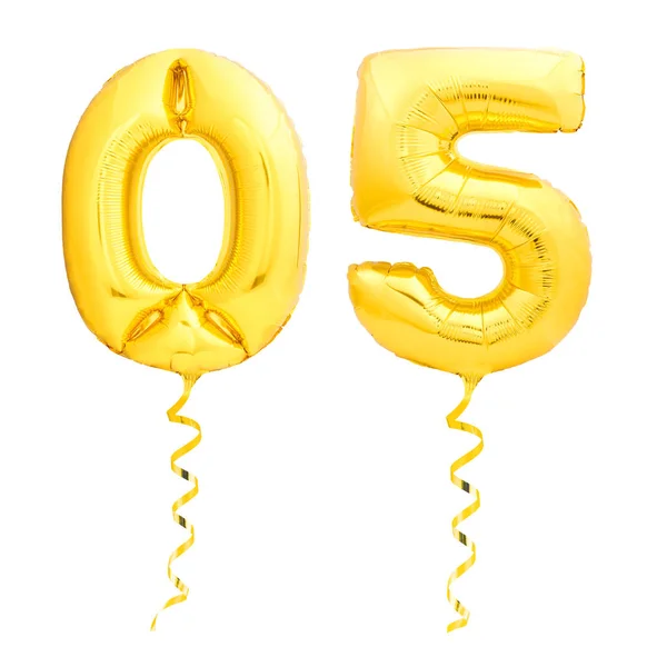 Goldene Zahl 05 aus aufblasbaren Partyballons mit goldenen Bändern isoliert auf weißem Hintergrund. — Stockfoto