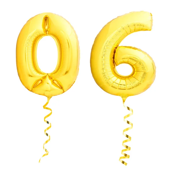 Número dorado 06 hecho de globos inflables de fiesta con cintas doradas aisladas sobre fondo blanco . — Foto de Stock