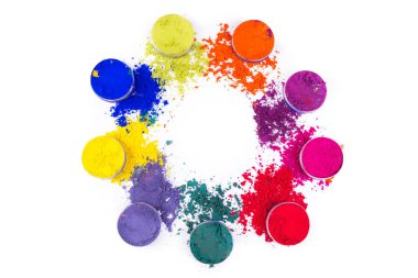 Beyaz arka plan üzerinde izole küçük kavanozlara renkli toz