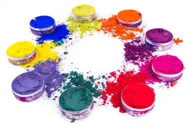 Beyaz arka plan üzerinde izole küçük kavanozlara renkli toz