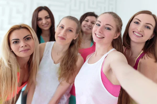 Jóvenes mujeres felices vestidas con ropa deportiva tomando selfie — Foto de Stock