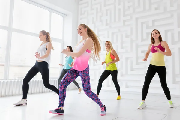 Группа счастливых молодых женщин, занимающихся фитнес-танцами — стоковое фото