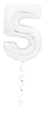 Sayı beş 5 şişme balon ile beyaz kurdele beyaz izole