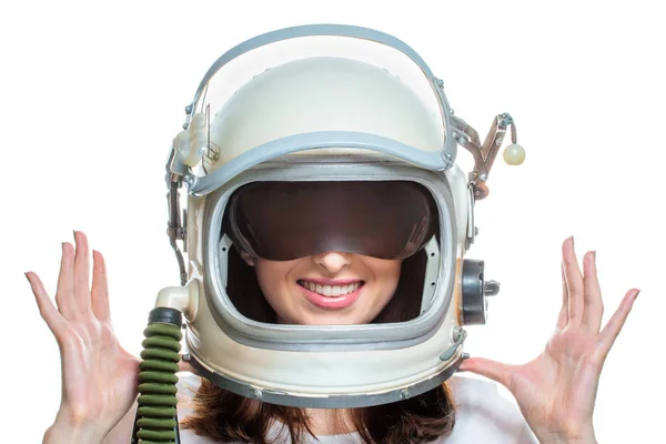 Jovem mulher usando capacete espacial isolado no fundo branco — Fotografia de Stock