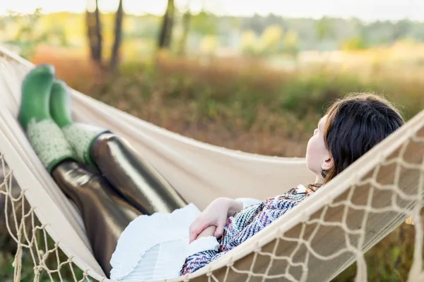Young woman relaxing in a hammock outdoors — Stock Photo, Image