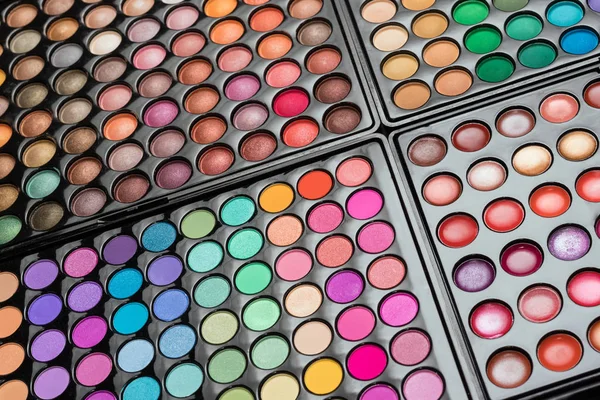 Fondo cosmético de maquillaje hecho de paletas de maquillaje —  Fotos de Stock