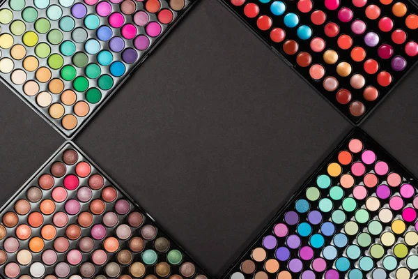 Coloridas paletas de maquillaje sombra de ojos como fondo cosmético —  Fotos de Stock