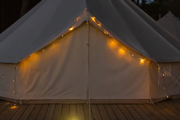 Primer plano de la tienda de campaña de glamping por la noche — Foto de Stock