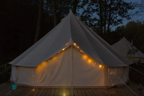 조명된 glamping 벨 텐트 — 스톡 사진