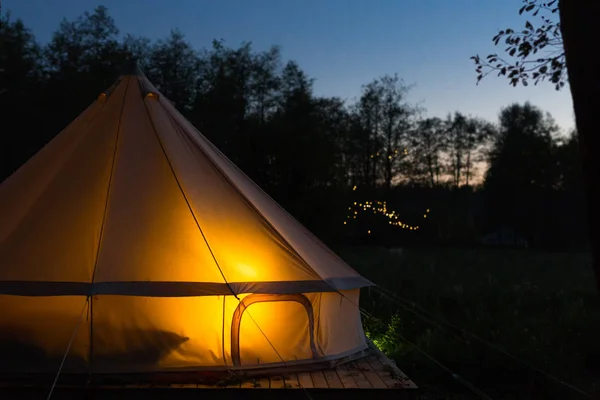 Canvas glamping tent glows at night — Stock Photo, Image