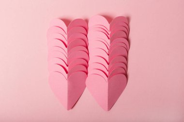 Pembe pembe kağıt kalpler yığını. Düz yatıyordu