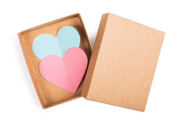 Dwoma serduszkami w tekturowe pudełko z pokrywką, izolowana na białym tle. Różowy i niebieski serca wycięte z papieru — Zdjęcie stockowe