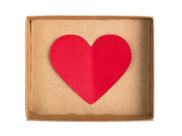 Beyaz arka plan üzerinde izole kutusunda kırmızı kağıt kalp. Düz yatıyordu — Stok fotoğraf