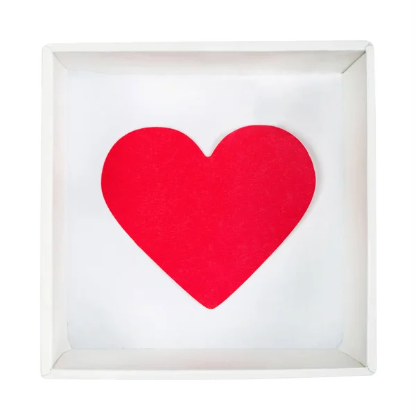 Coração de papel vermelho na caixa branca isolada no fundo branco — Fotografia de Stock