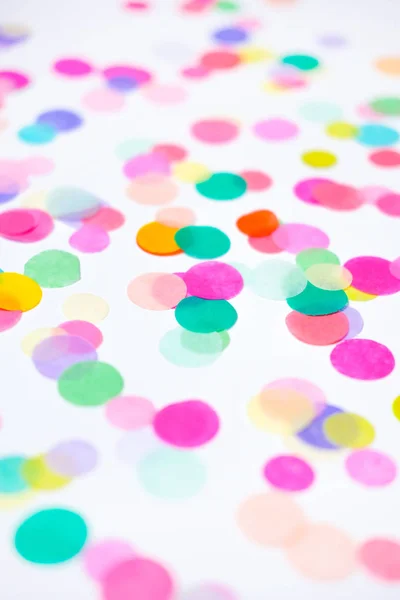 Gros plan de confettis colorés sur fond blanc — Photo