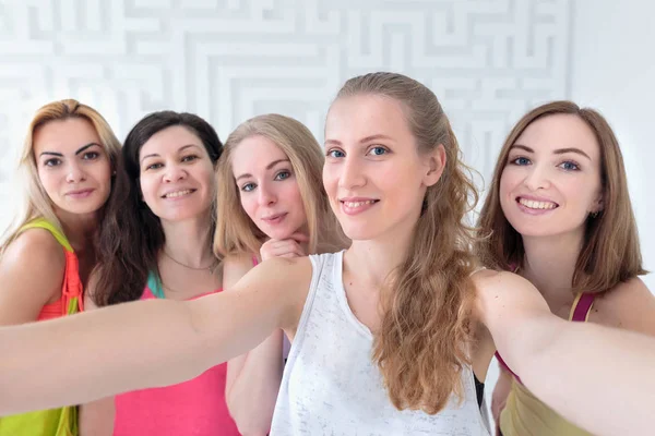 Close-up van gelukkige sportieve vrouwen selfie — Stockfoto