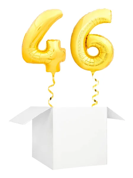 Número dourado quarenta e seis balão inflável com fita dourada voando para fora da caixa branca em branco isolado no fundo branco — Fotografia de Stock